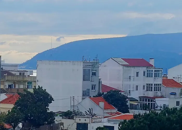 Ocean View 2 Bedrooms Flat In 塞图巴尔